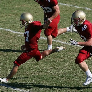 开云娱乐官网-国内职业足球比赛赛程激烈，球员们拼尽全力，职业足球赛事